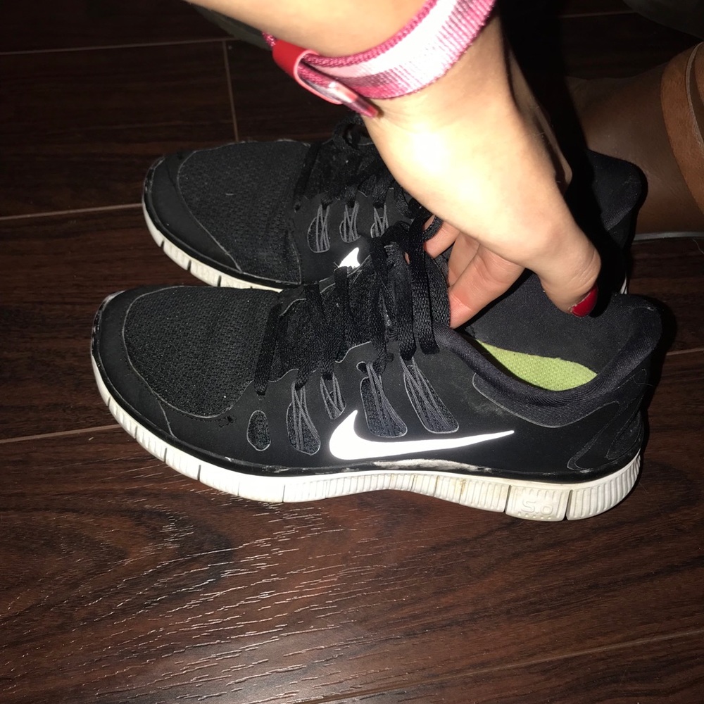 Tennis shoes